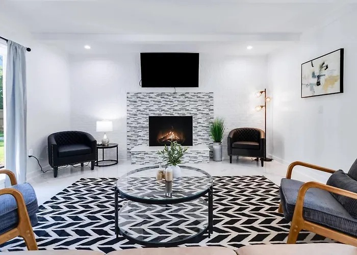 Midtown Haus: Game Rm + Fire Pit Hébergement de vacances Lafayette
