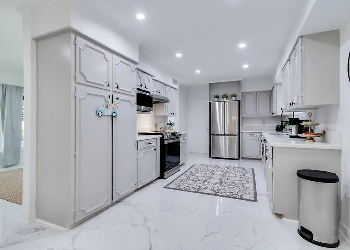 Midtown Haus: Game Rm + Fire Pit Hébergement de vacances *