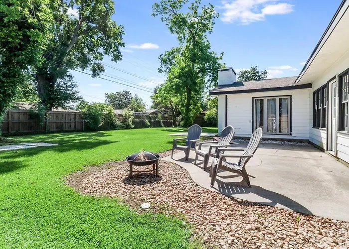 Midtown Haus: Game Rm + Fire Pit Hébergement de vacances Lafayette